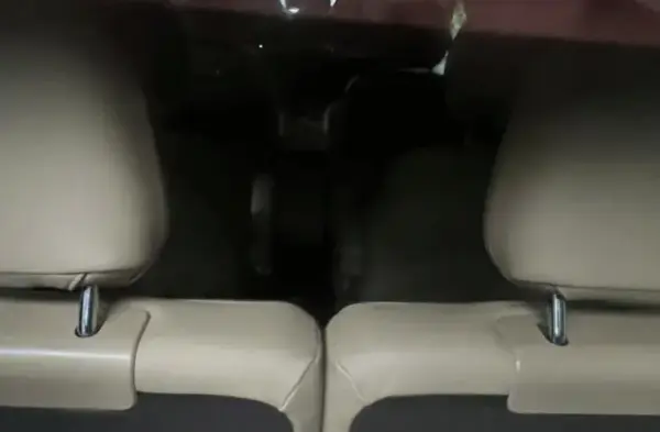 車の座席に関する信頼性の低い説明が自動的に生成された
